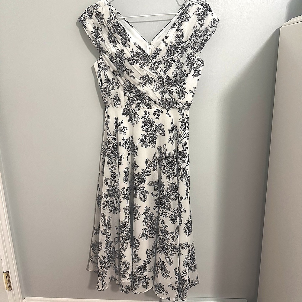Rachel Parcell Floral Chiffon Wrap Dress in black and white floral size 2